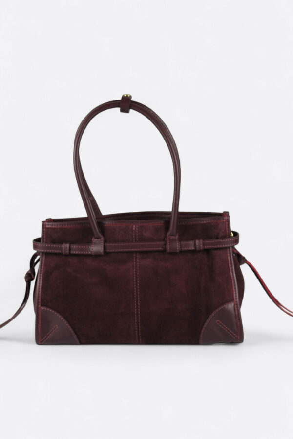 vista trasera del Bolso estilo Bonnie de inspiración color burdeos con detalle de cinturón decorativo