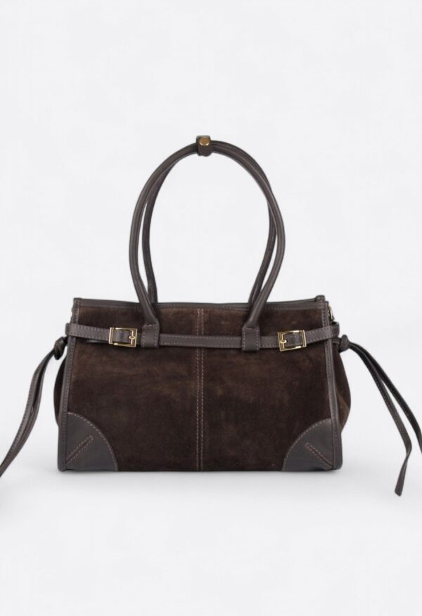 Bolso de hombro de inspiración, modelo estructurado de ante, vista de frente.