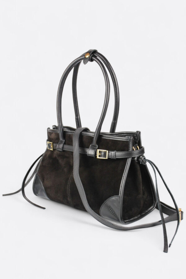vista lateral con detalle del asa larga extraible del Bolso estilo Bonnie piel negro de ante