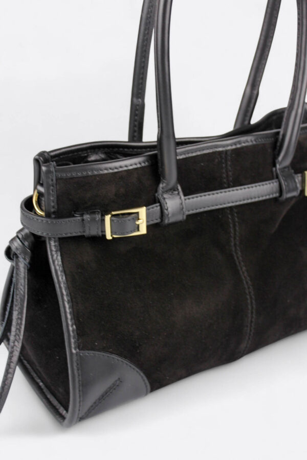 vista detallada de las correas con hebilla que adornan el Bolso estilo Bonnie piel negro