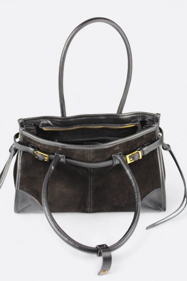 vista del interior del Bolso estilo Bonnie piel negro con detalle del forro de terciopelo