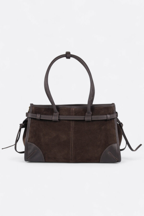 vista trasera del bolso inspiración Bonnie estructurado marrón chocolate con detalle del cinturón que lo rodea en piel lisa
