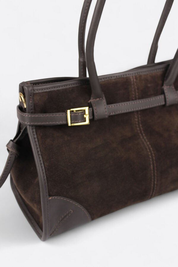 vista lateral del bolso inspiración Bonnie estructurado marrón chocolate tendencia absoluta en moda