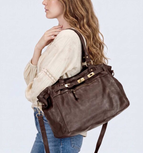 modelo portando el bolso piel lavada vintage marrón chocolate