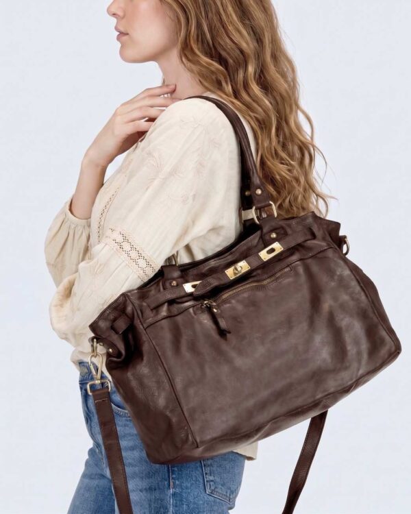 modelo portando el bolso piel lavada vintage marrón chocolate