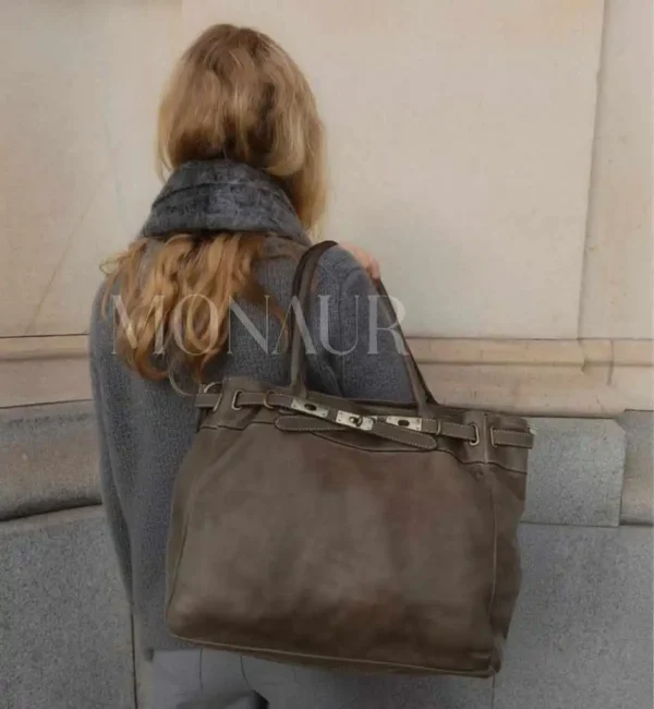 modelo portando el bolso piel lavada vintage marrón chocolate con un look urbano