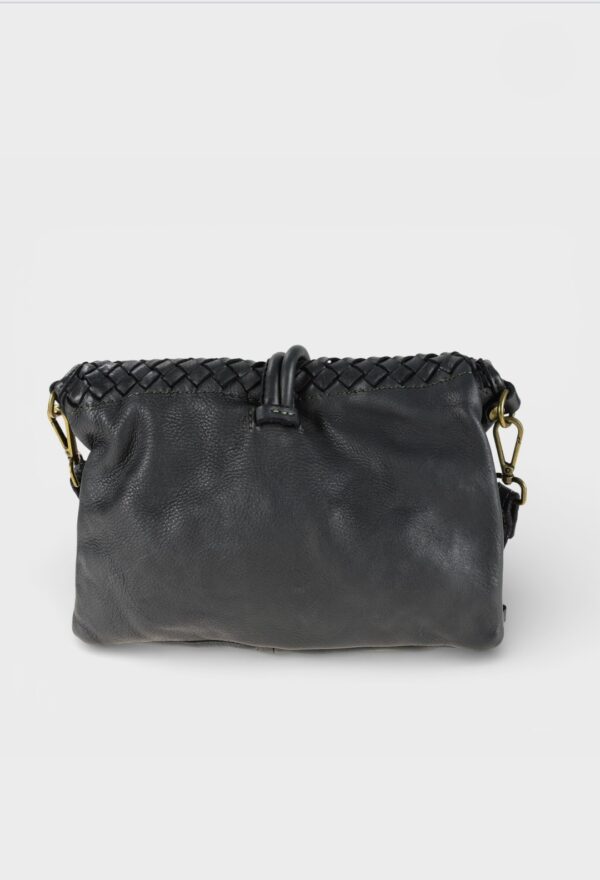 parte trasera del bolso bandolera de piel lavada