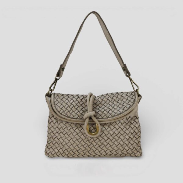 Bolso de piel trenzada blanco roto hecho a mano en Italia. vista frontal con detalle del asa de hombro corta