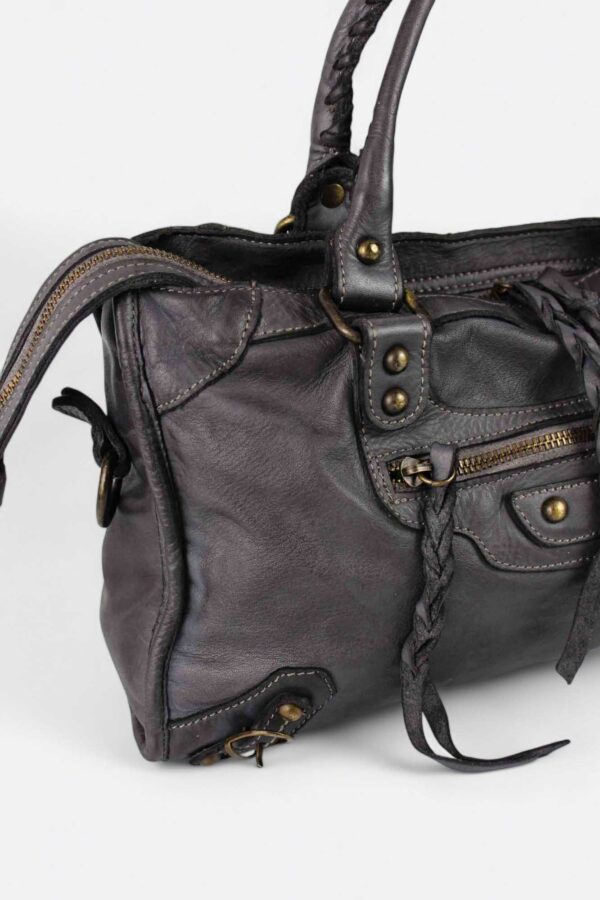 detalle de cremalleras y cierre bolso city inspiración gris antracita