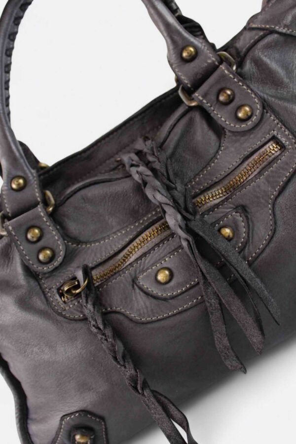 detalles frontales cordones de piel y cremallera bolso bandolera de piel gris antracita