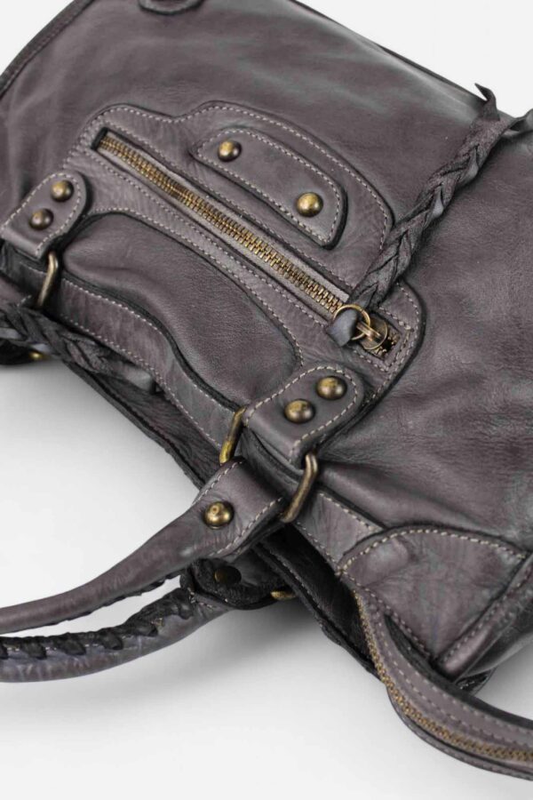 detalles de cremalleras y asas trenzadas bolso bandolera gris oscuro