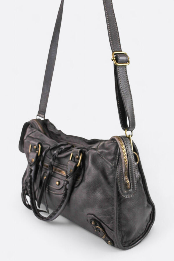 detalle del bolso bandolera gris con asa larga