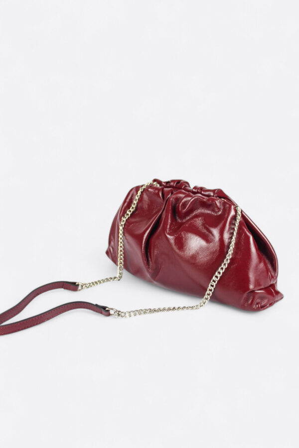 Bolso nube piel burdeos con asa de cadena larga extraíble.