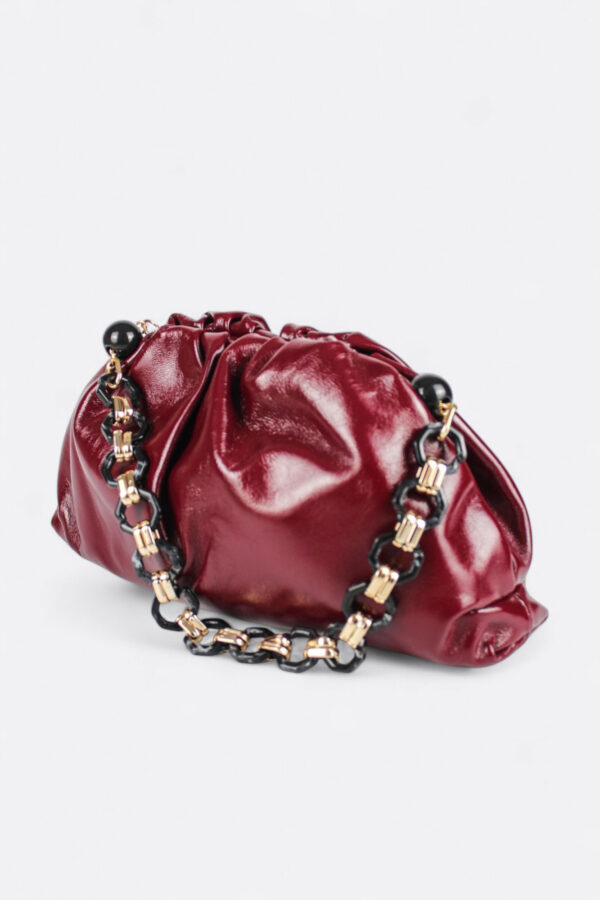 Bolso nube piel burdeos con asa de cadena de eslabones grandes