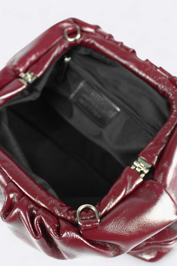 Bolso nube piel burdeos detalle interior del forro