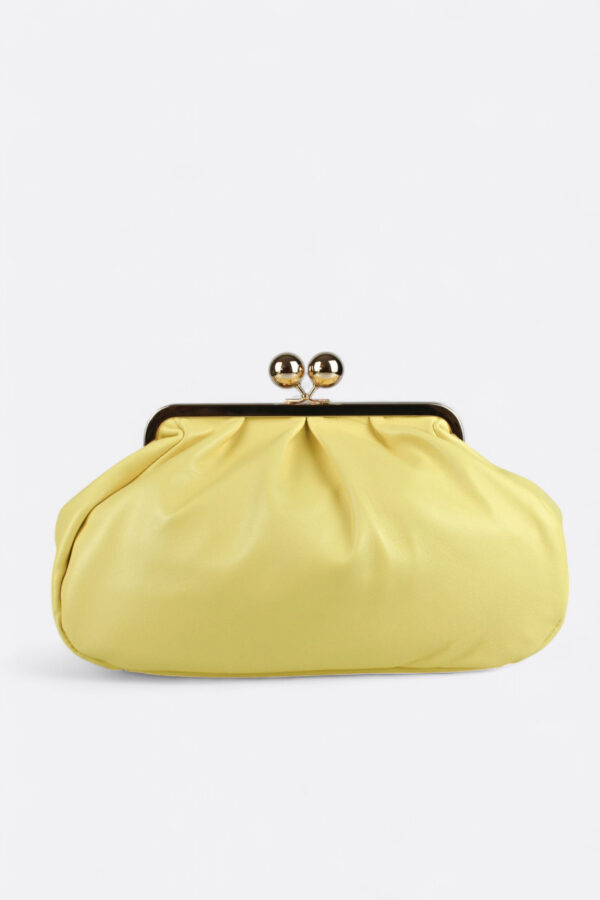 Bolso de piel cierre de bolas color amarillo mantequilla visto de frente
