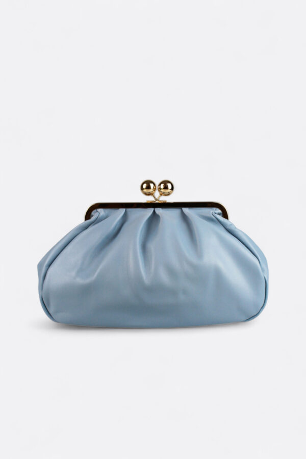 bolso piel boquilla azul celeste visto de frente
