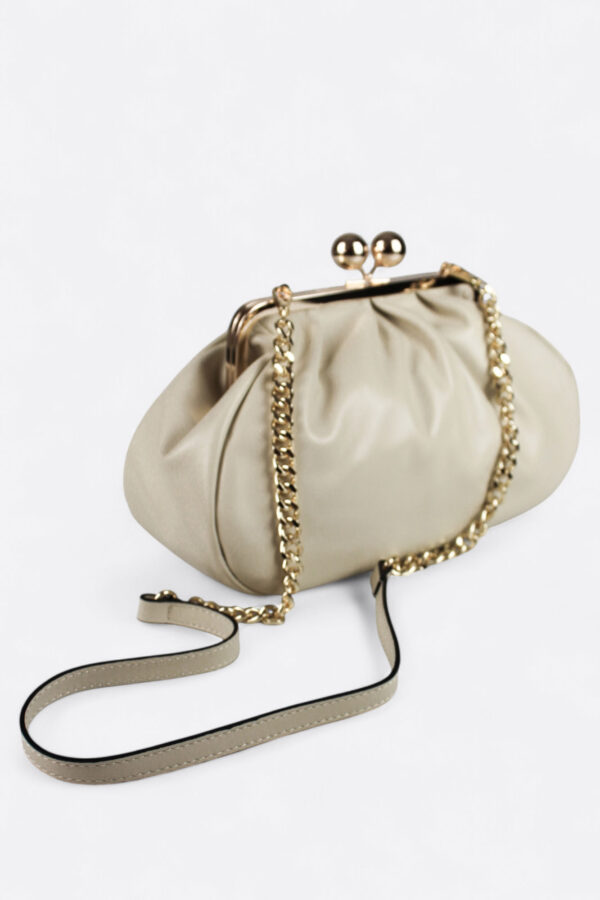 Bolso Carrie beige con su correa extraíble cruzada de cadena