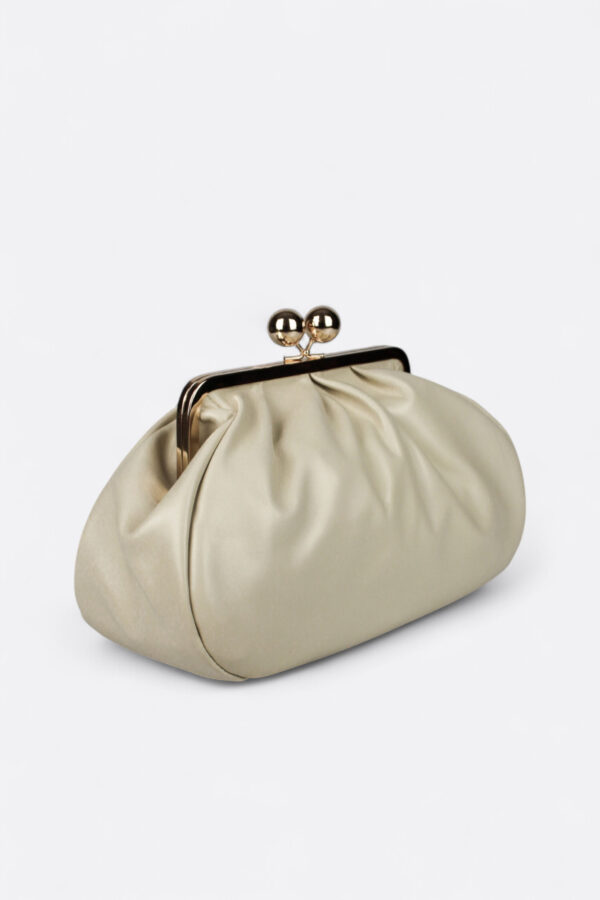 Diseño fruncido y romántico del bolso bombonera beige de piel lisa