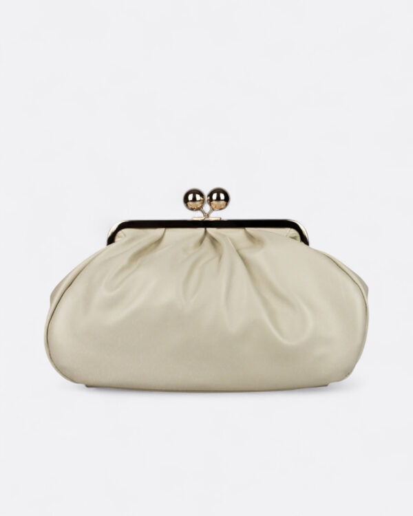 Bolso de piel cierre de bolas color beige visto de frente