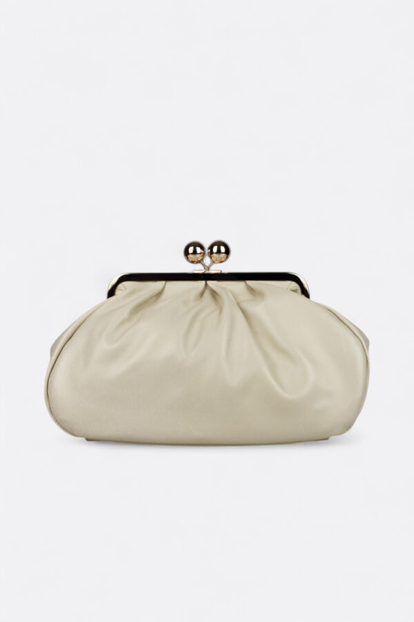 Bolso de piel cierre de bolas color beige visto de frente