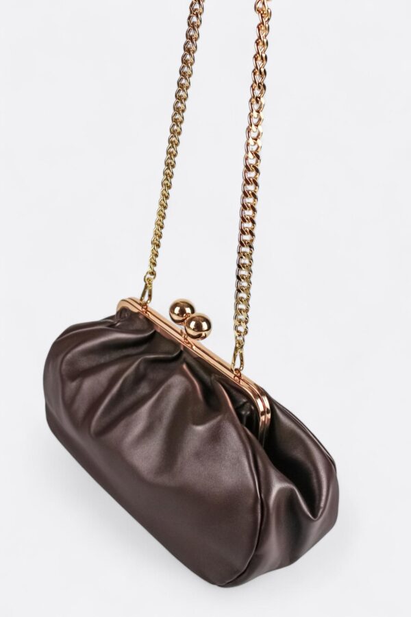 Bolso Carrie marrón chocolate suspendido por su correa extraíble cruzada