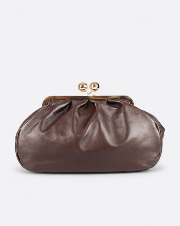 Bolso de piel cierre de bolas color marrón chocolate visto de frente