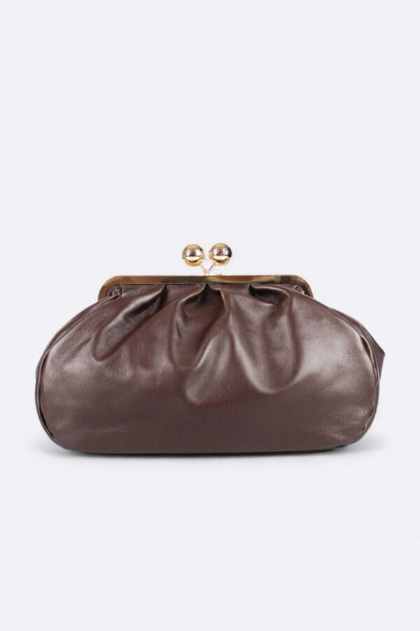 Bolso de piel cierre de bolas color marrón chocolate visto de frente