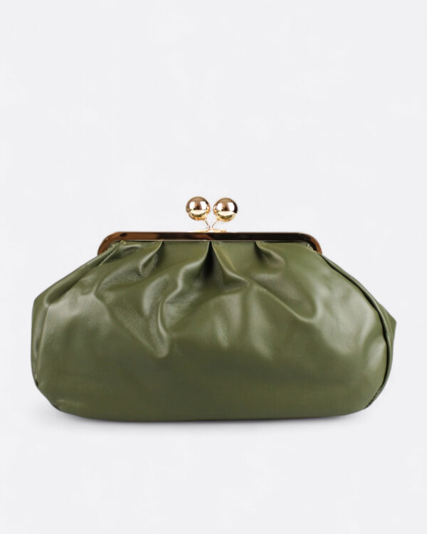 Bolso de piel con boquilla verde caqui visto de frente