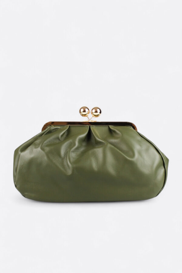 Bolso de piel con boquilla verde caqui visto de frente