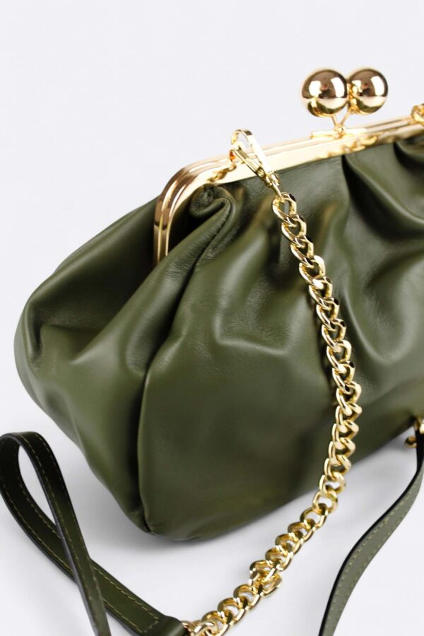 Detalle del asa de cadena dorada y piel en el bolso vintage italiano