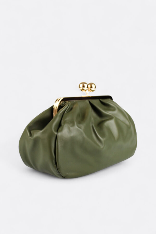 Diseño fruncido del bolso bombonera verde oliva con cierre metálico