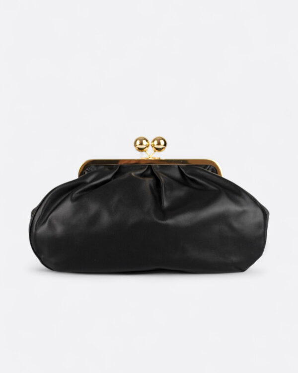 Bolso de piel cierre de bolas color negro visto de frente