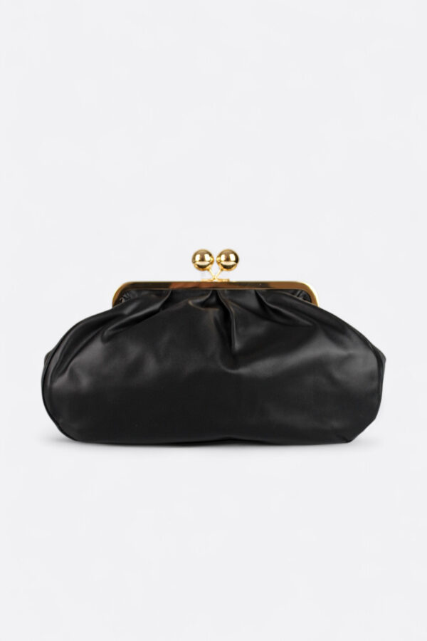 Bolso de piel cierre de bolas color negro visto de frente