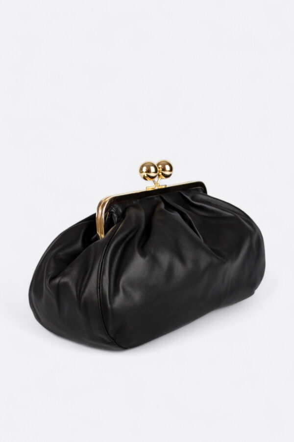 Diseño fruncido de clara inspiración italiana del bolso bombonera negro