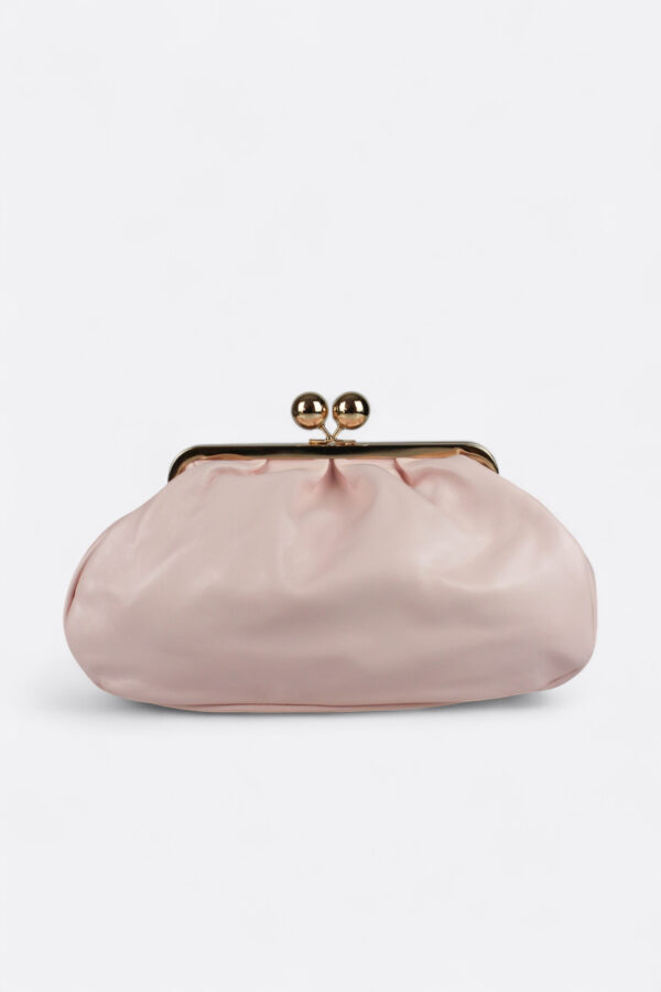 Bolso de piel cierre de bolas color rosa empolvado visto de frente