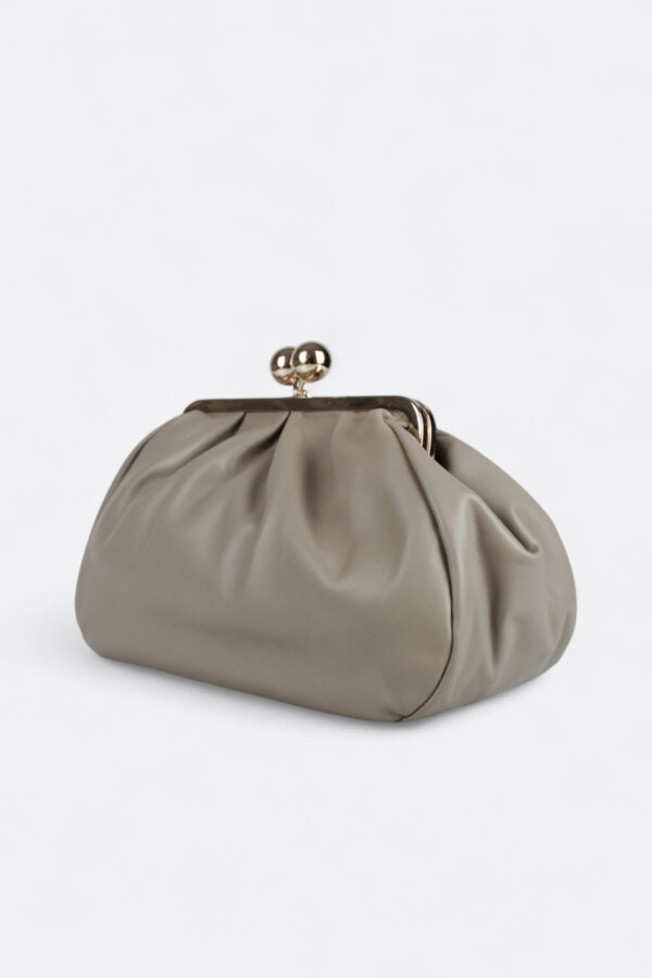 Clutch de piel lisa de ternera con cierre metálico de bolas vista lateral
