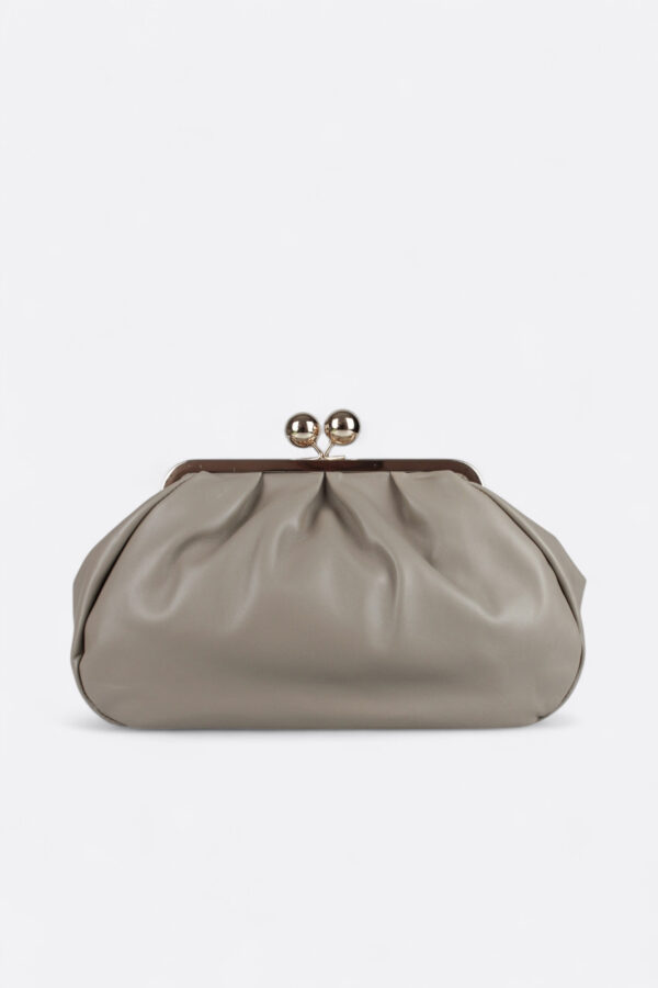 Clutch de piel lisa de ternera con cierre metálico de bolas estilo retro, hecho en Italia