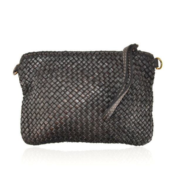 bolso de mano trenzado pequeño color marrón chocolate vista frontal con detalle del tirador del cierre de cremallera en piel al tono