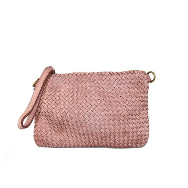bolso de mano trenzado, hecho en italia artesanalmente con piel lavada premium. vista lateral con detalle del tirador del cierre en piel al tono