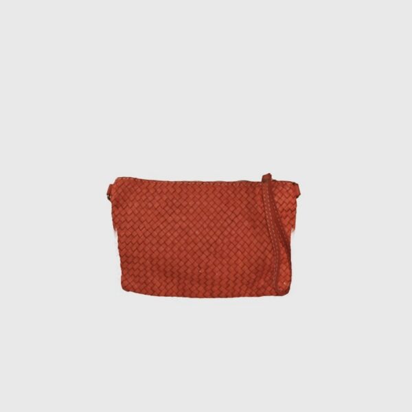 bolso de mano trenzado pequeño color rojo, hecho a mano por artesanos italianos del cuero. vista frontal del bolso