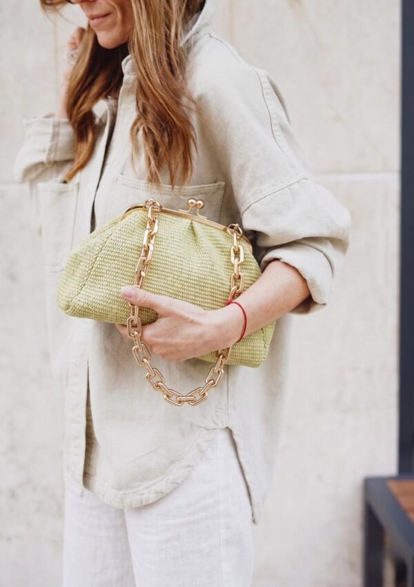 Modelo portando el bolso estilo vintage color mantequilla con un look urbano