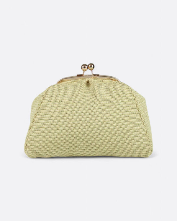 Silueta frontal limpia del bolso estilo vintage en auténtica rafia color mantequilla.