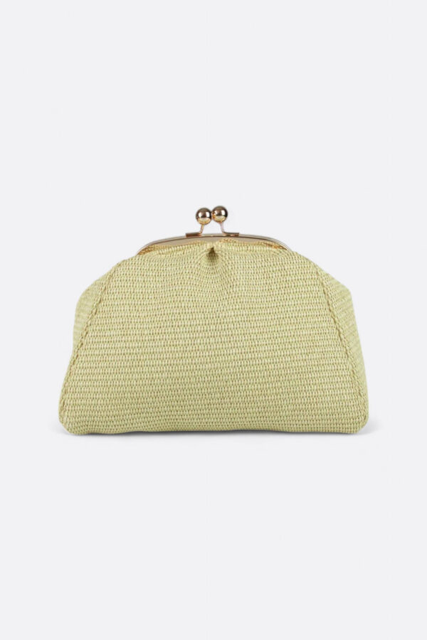 Silueta frontal limpia del bolso estilo vintage en auténtica rafia color mantequilla.