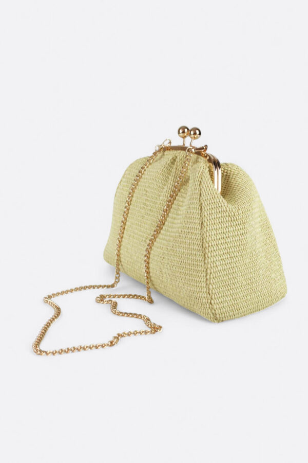 Bolso de mano de rafia con esferas color mantequilla y su asa de cadena fina