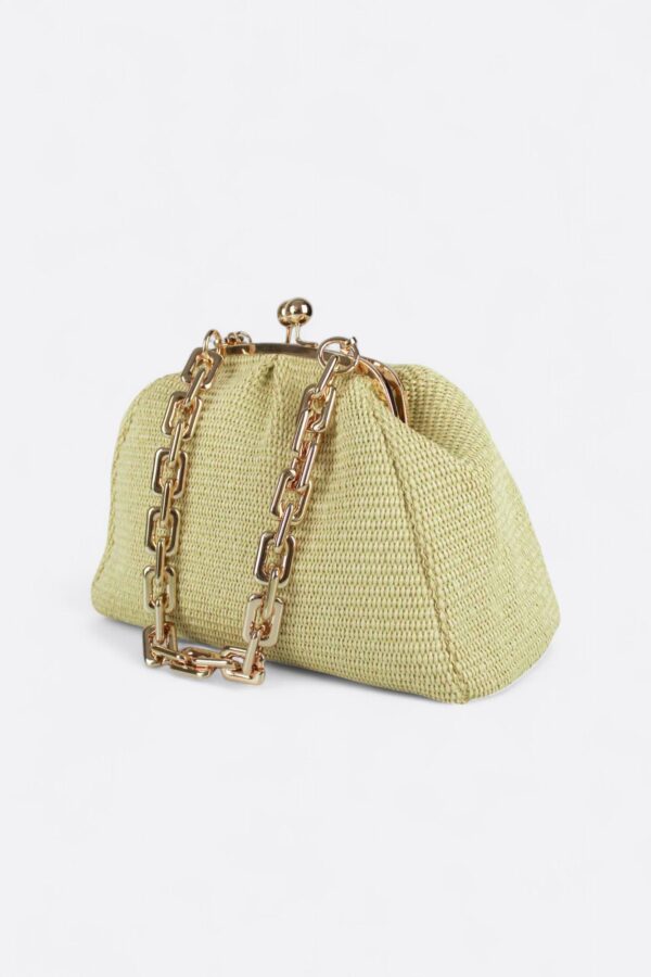 Bolso de rafia natural en tono mantequilla con asa gruesa intercambiable de eslabones dorados.