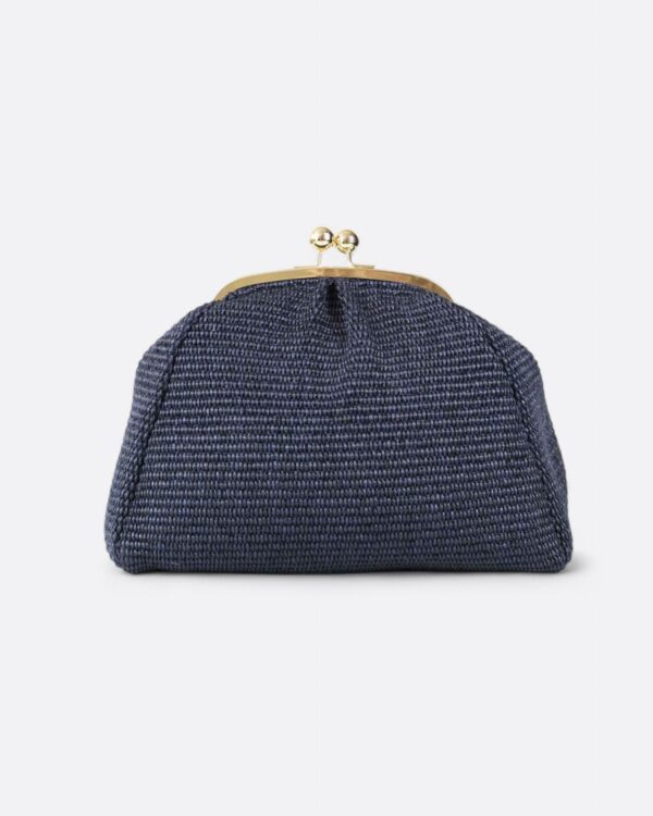 Silueta frontal completa del bolso de auténtica rafia natural azul marino.