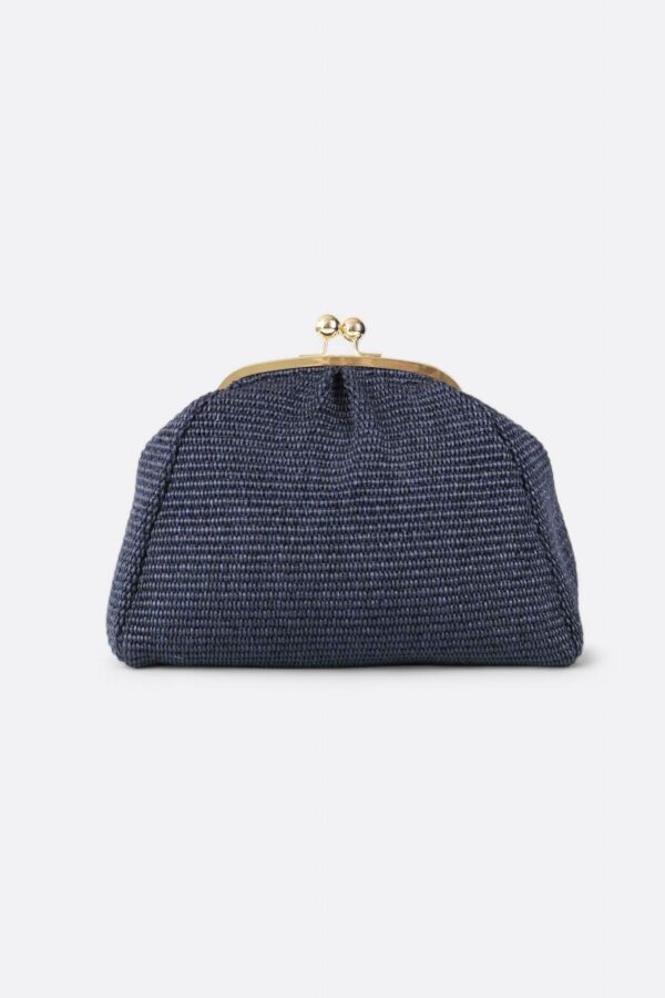 Silueta frontal completa del bolso de auténtica rafia natural azul marino.