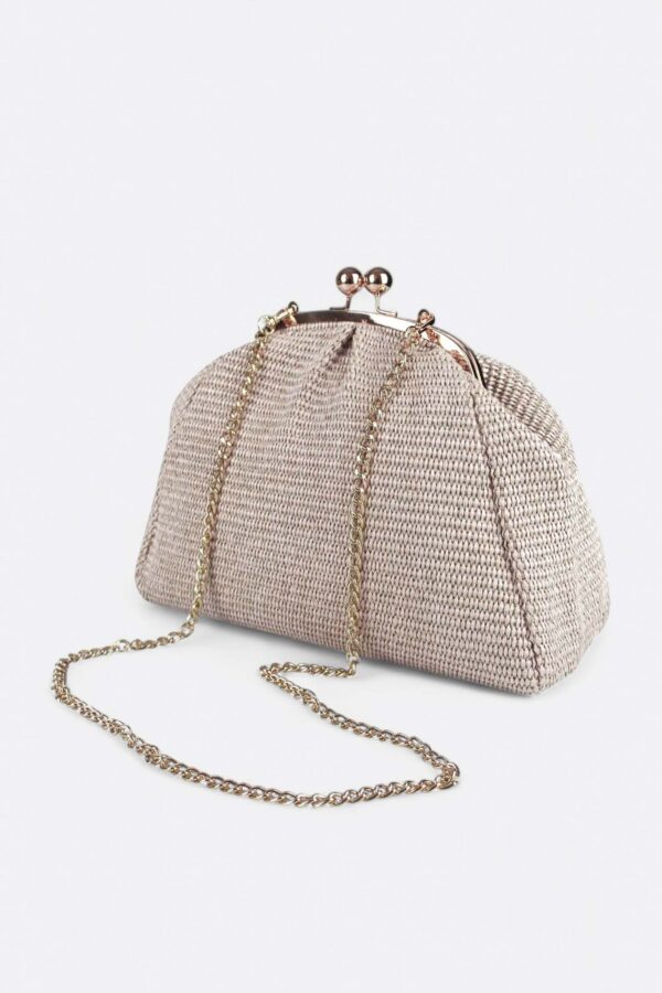 Bolso de auténtica rafia beige con su asa de cadena larga dorada.