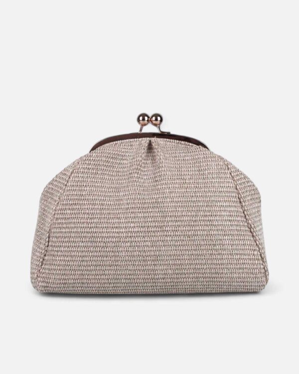 Bolso de rafia natural beige Monaur Carrie con cierre de bolas metálicas.